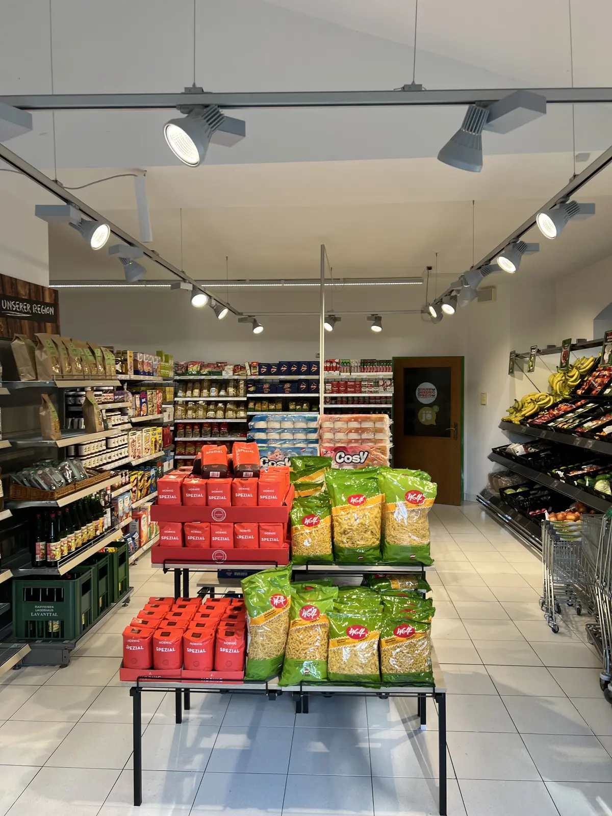 Regal mit regionalen Produkten und Backzutaten im ADEG Riedl